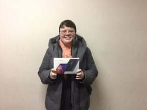 Daphné Giguere-Bosse tenant la tablette qu'elle a gagnée.