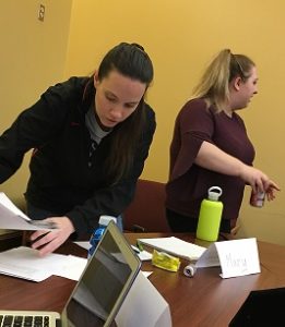 Les preneuses de notes se préparent pour le groupe de discussion.